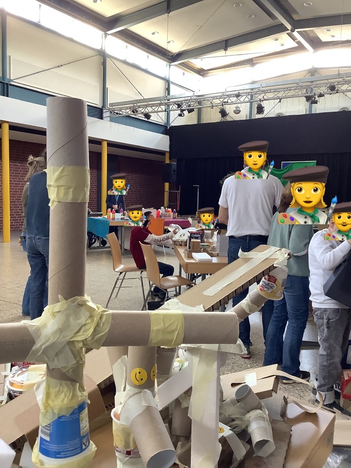 Viele Pappkunstwerke und kreative SchülerInnen.