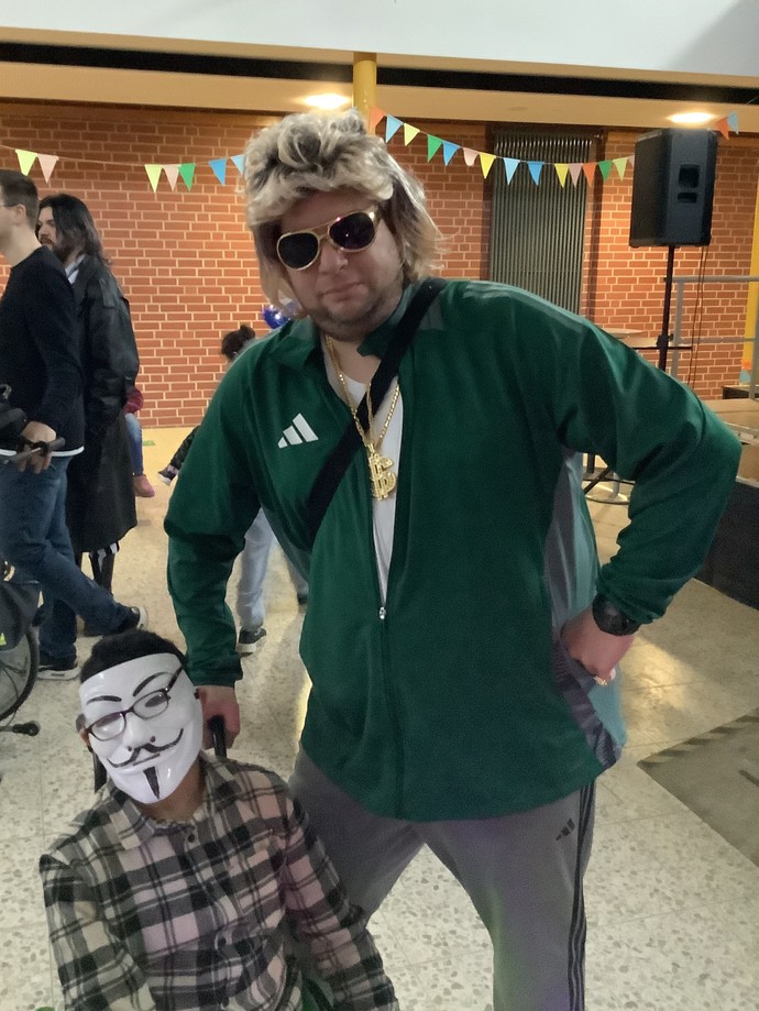 Zwei verkleidete Personen mit Brillen und Maske