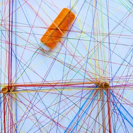 Buntes Garn ist wie ein Netz verflochten