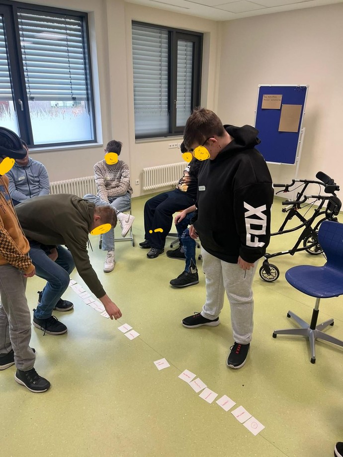Schüler sortieren auf dem Boden Karten