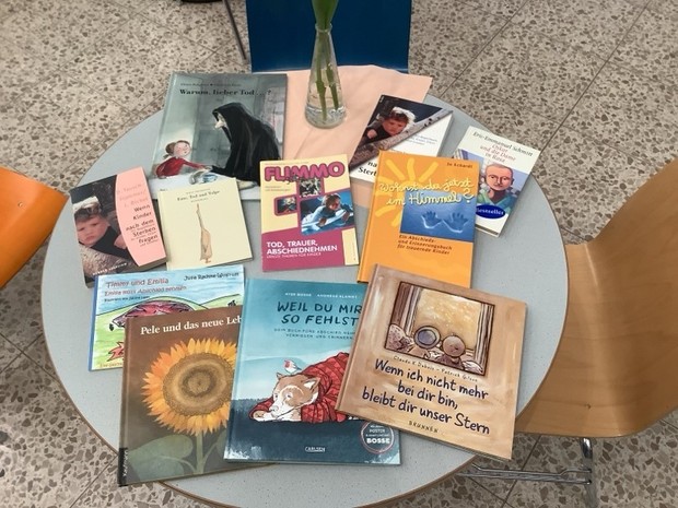 AUf einem Tisch liegen mehrere Bücher zum Theme "Trauer"