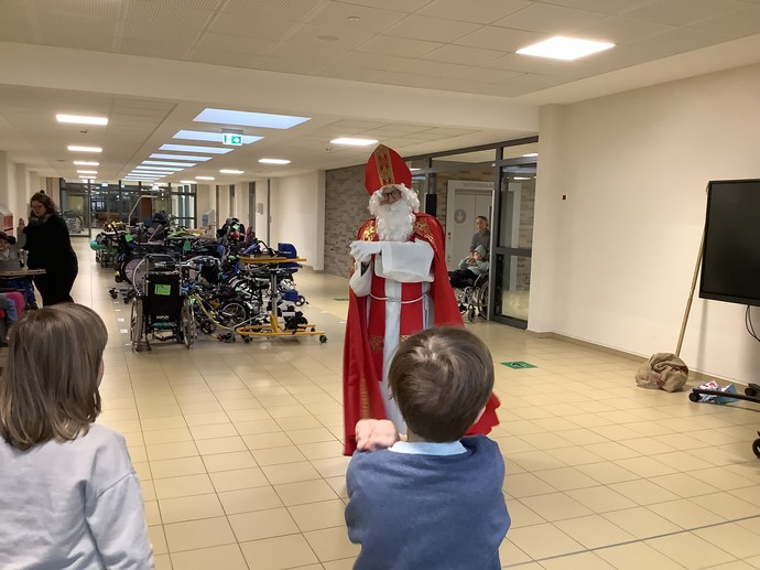 Der Nikolaus läuft durch die Schule.