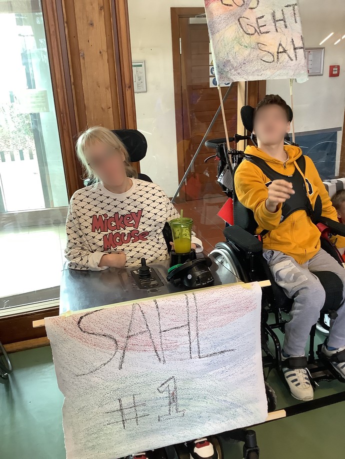 Zwei Zuschauerinnen mit Fanplakaten für die SaHL