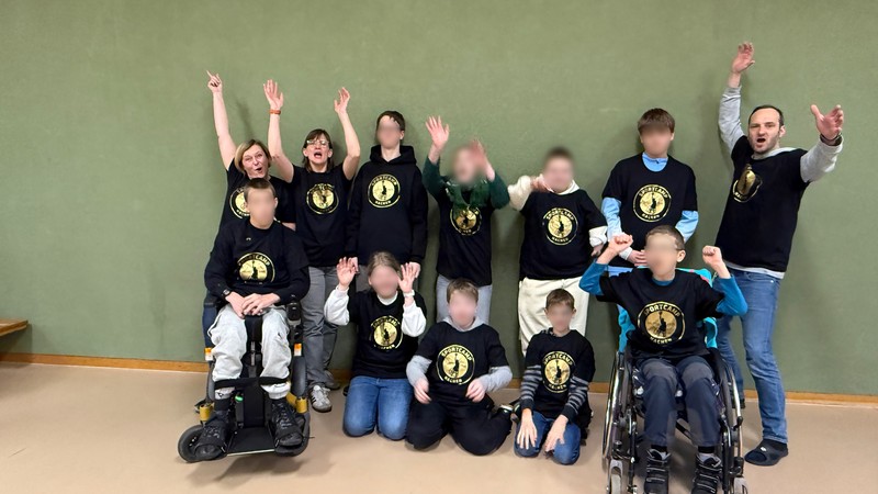 Gruppenbild mit Schülerinnen und Schülern sowie den Lehrerinnen und dem Lehrer.