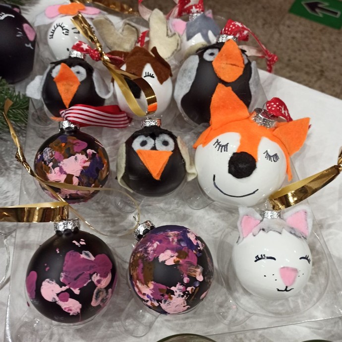 Selbst verzierte Weihnachtskugeln
