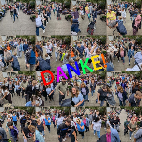 Fotocollage: Viele Leute gehen durch ein Spalier veiler Leute, die ihnen zujubeln. Darüber in bunten Buchstaben das Wort "Danke!"