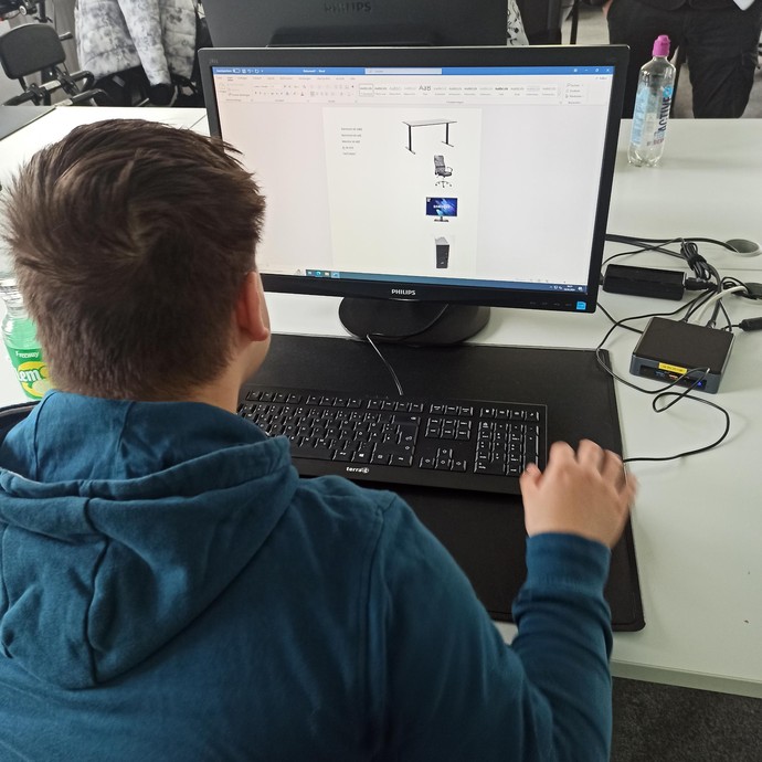 Schüler arbeitet am PC
