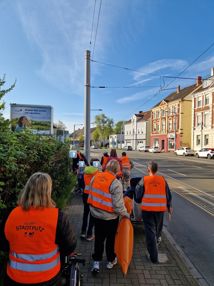 Eine Gruppe beim Müllsammeln.