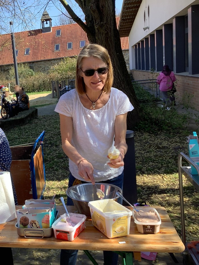 Frau Passmann beim Eis verteilen