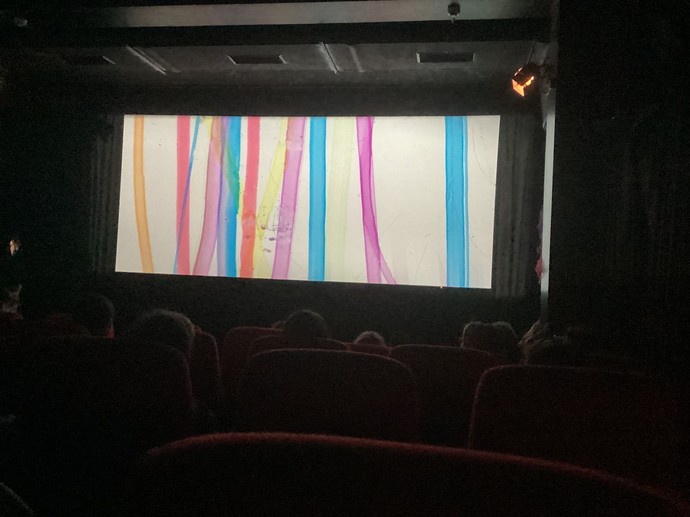 Eine Kinoleinwand mit bunten Streifen.