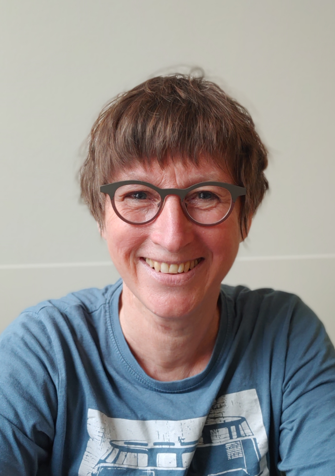 Frau Meuren lacht in die Kamera