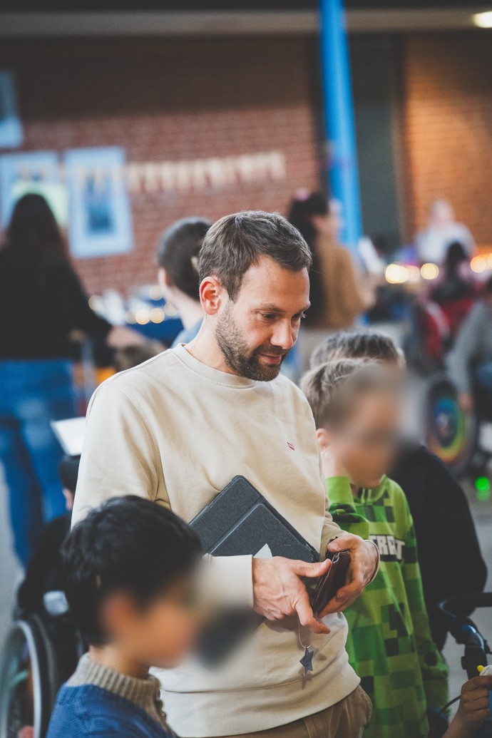 Schüler und Lehrer schauen und kaufen ein.