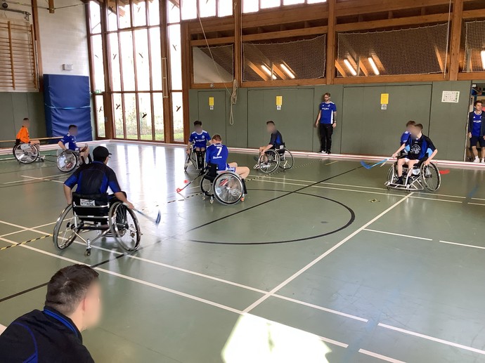 Eine Spielszene eines Hockeyspiels.