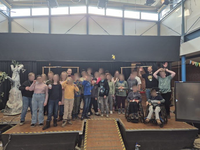 Alle Teilnehmerinnen und Teilnehmer stehen zusammen auf der Bühne und jubeln.