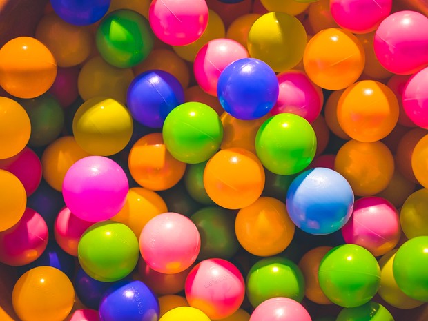 Viele kleine bunte Plastikbälle.