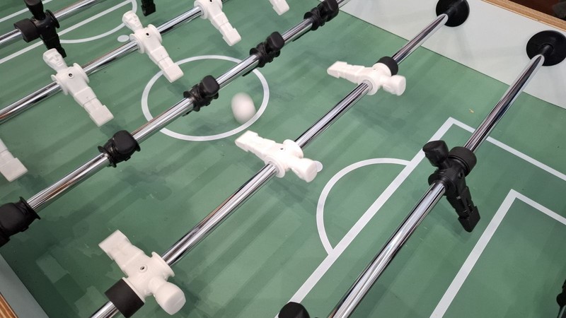 Spielszene mit Fokus auf den Kickertisch.