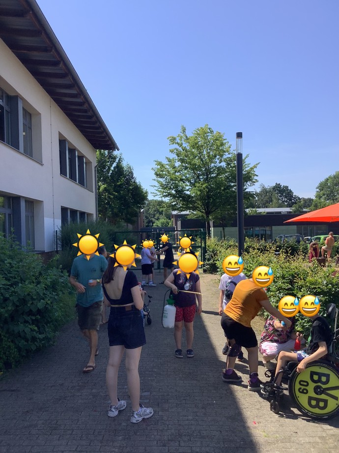 SchülerInnen bei einer Wasserschlacht auf Schulhof 3.