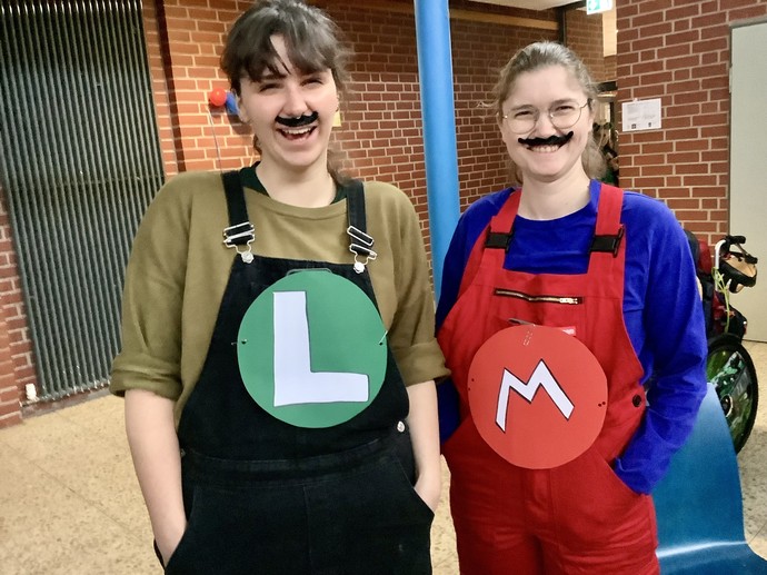 Zwei verkleidete Lehrerinnen.