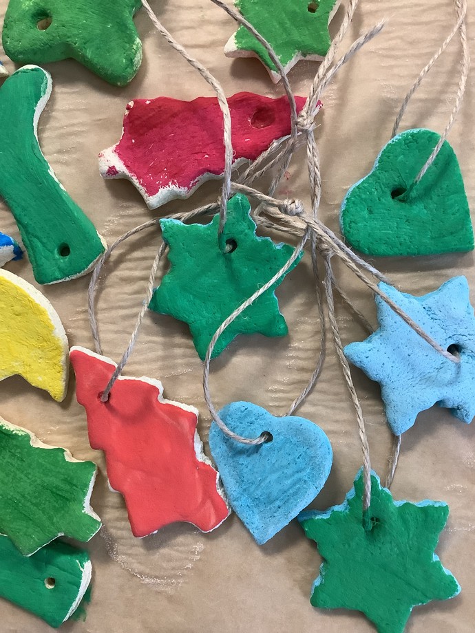 Bunte Salzteiganhänger in verschiedenen Formen.