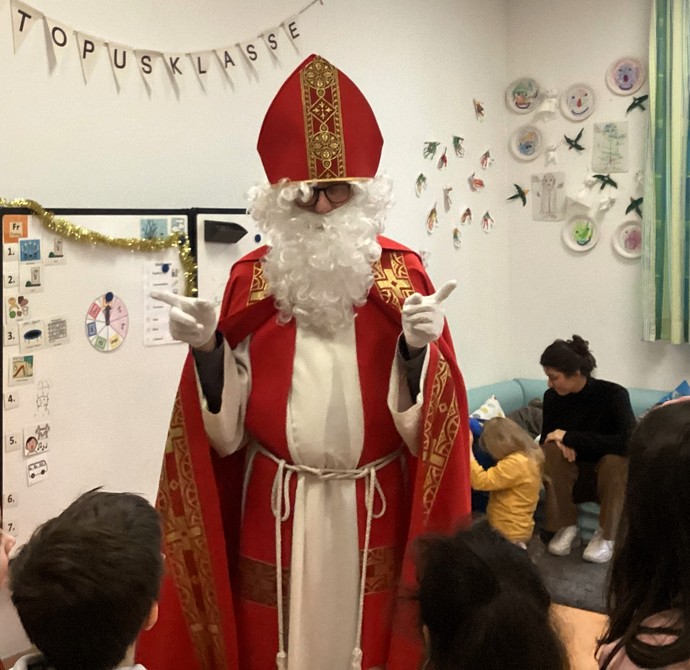 Der Nikolaus in einer Klasse.