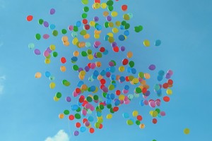 Viele bunte Luftballons sind am blauen Himmel.