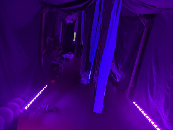 ein mit Schwarzlicht beleuchteter Gang