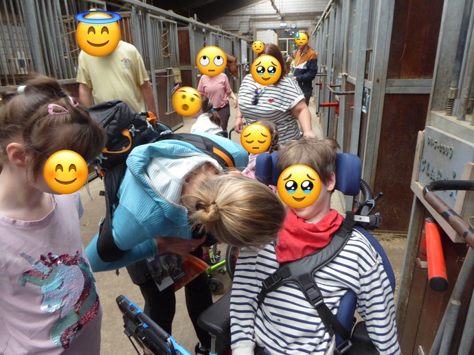 Eine Gruppe Personen ist im Pferdestall