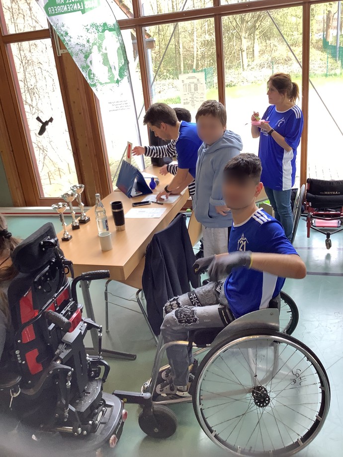 Einige Spieler und Trainer der SaHL hinter dem Pult. Auf dem Pult stehen die Pokale sowie die Spielpläne.