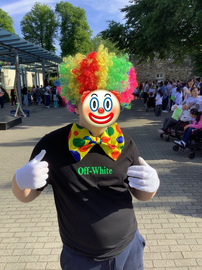 Ein Schüler verkleidet als Clown