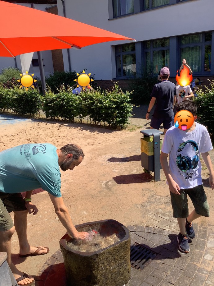 SchülerInnen bei einer Wasserschlacht auf Schulhof 3.