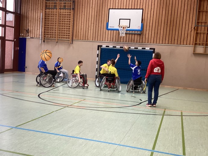 Spielszene eines Basketballspiels.