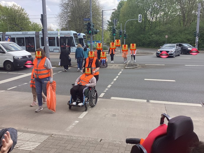 Eine Gruppe überquert beim Müllsammeln die Straße.