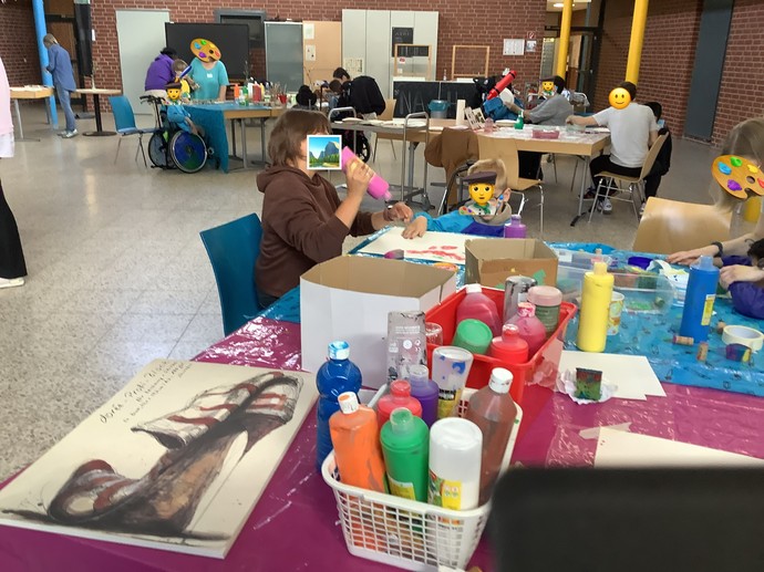 verschiedene Gruppentische mit bastelnden SchülerInnen.
