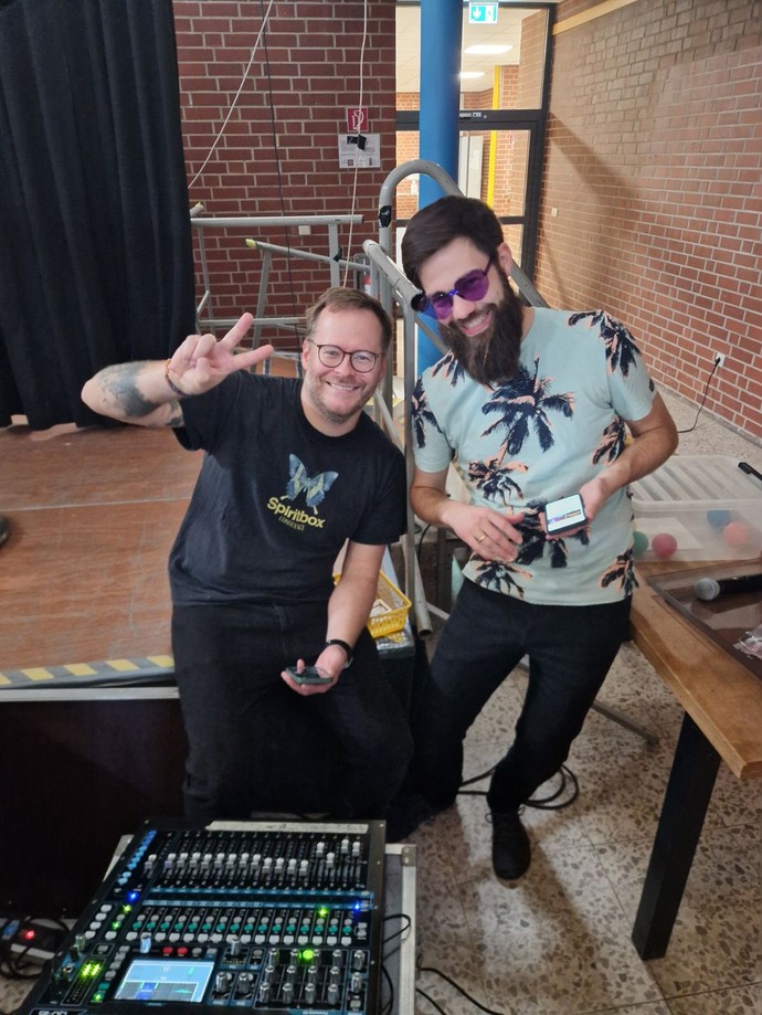 Herr Schulte und Herr Markmann mit cooler Brille lachen.