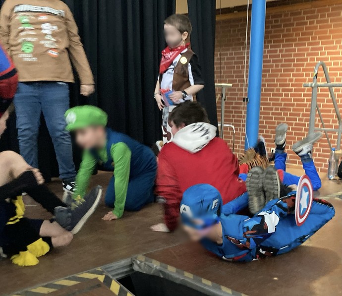 Tanzende verkleidete Kinder auf der Bühne