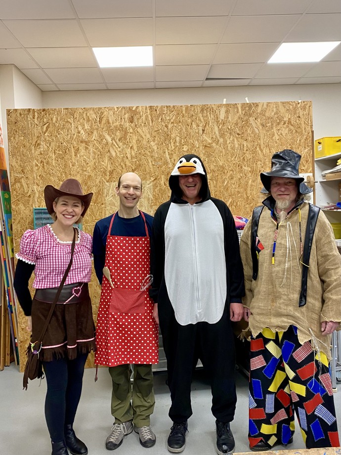 Vier verkleidete LehrerInnen.