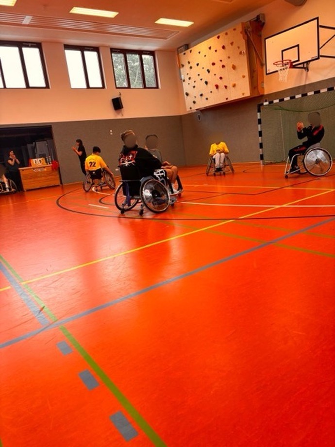 Eine Szene des Basketballspiels.