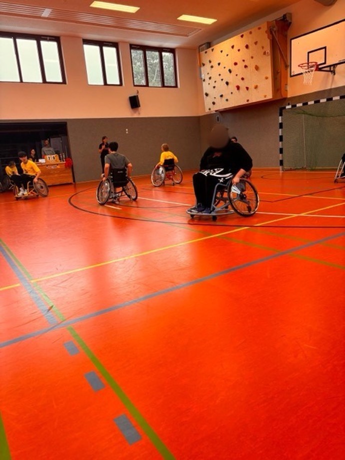 Eine Szene des Basketballspiels.