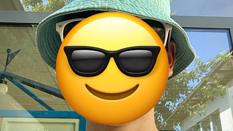 Schüler mit Sonnenhut und Sonnenbrille.
