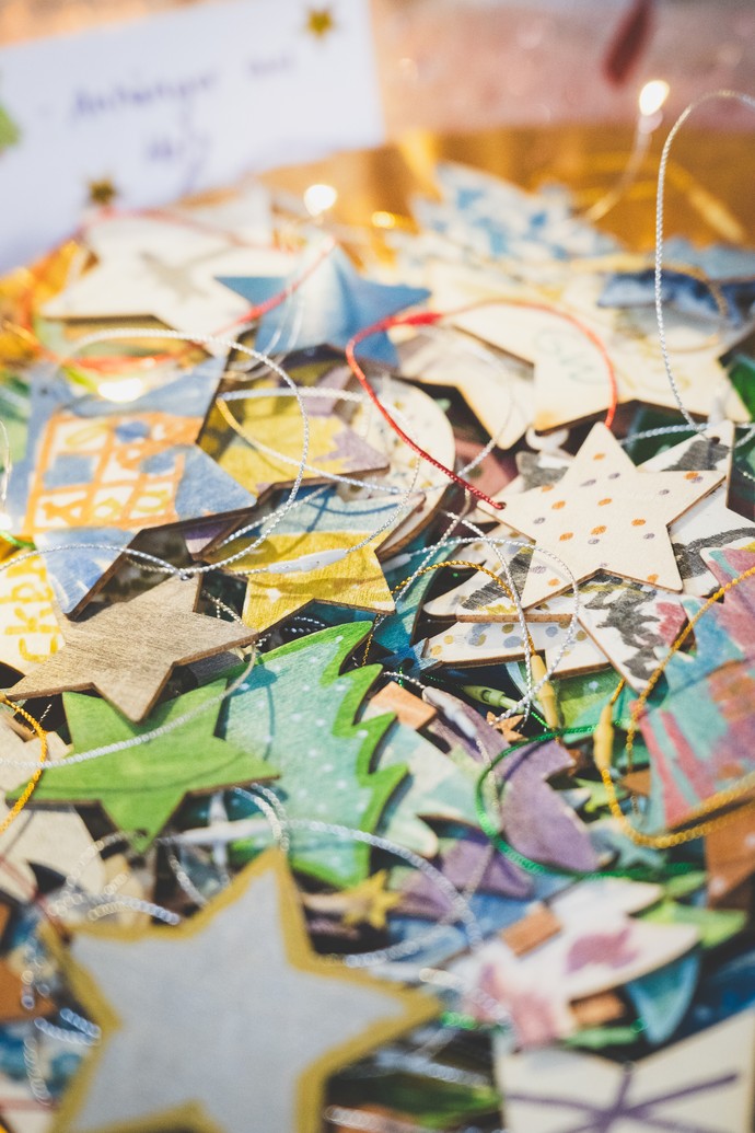 Viele Sternanhänger liegen auf einem Tisch