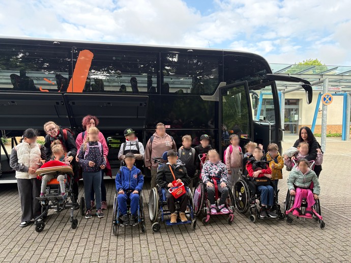 Ein Gruppenbild vor dem Reisebus.