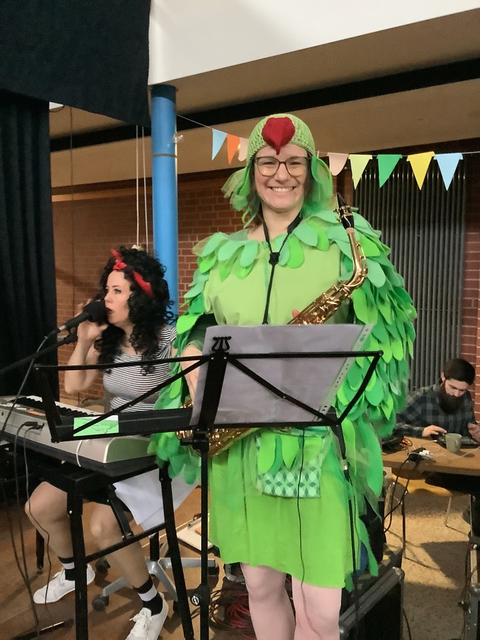 Verkleidete Lehrerinnen am Keyboard und Saxophon