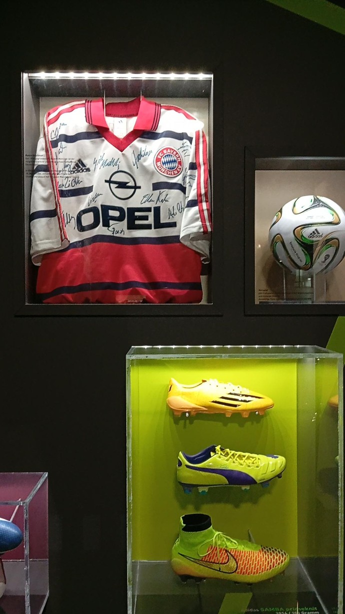 Ausgestelltes Trikot, Schuhe und Ball im Sportmuseum