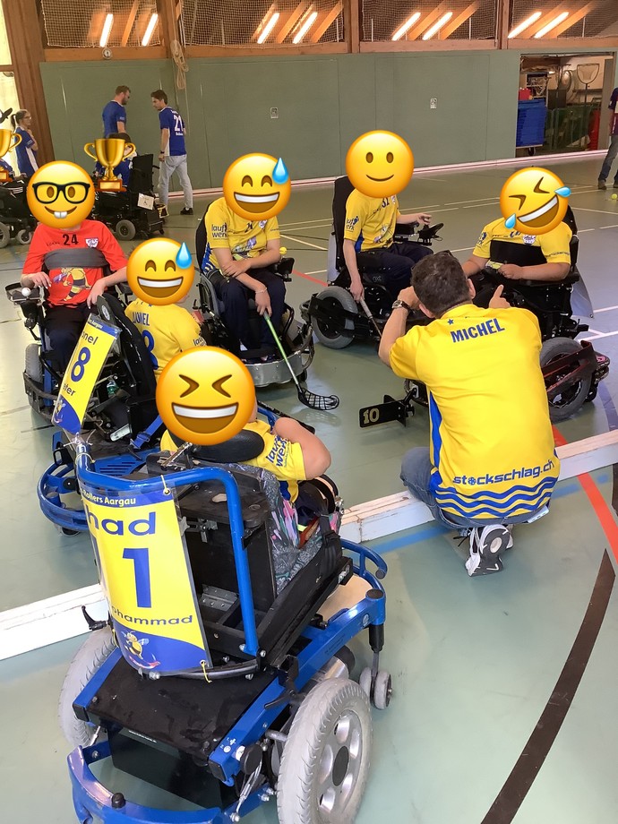 Die Zeka Rollers stehen im Kreis und besprechen sich