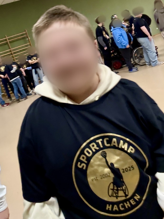 Schüler mit dem Hachen-T-Shirt