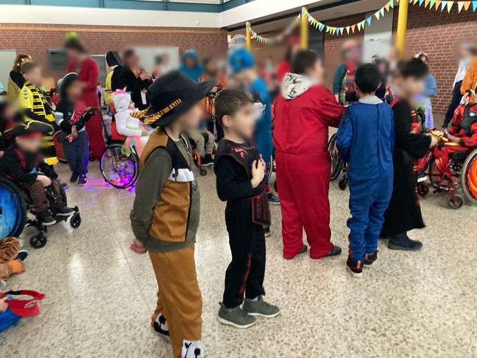 Tanzende verkleidete Kinder