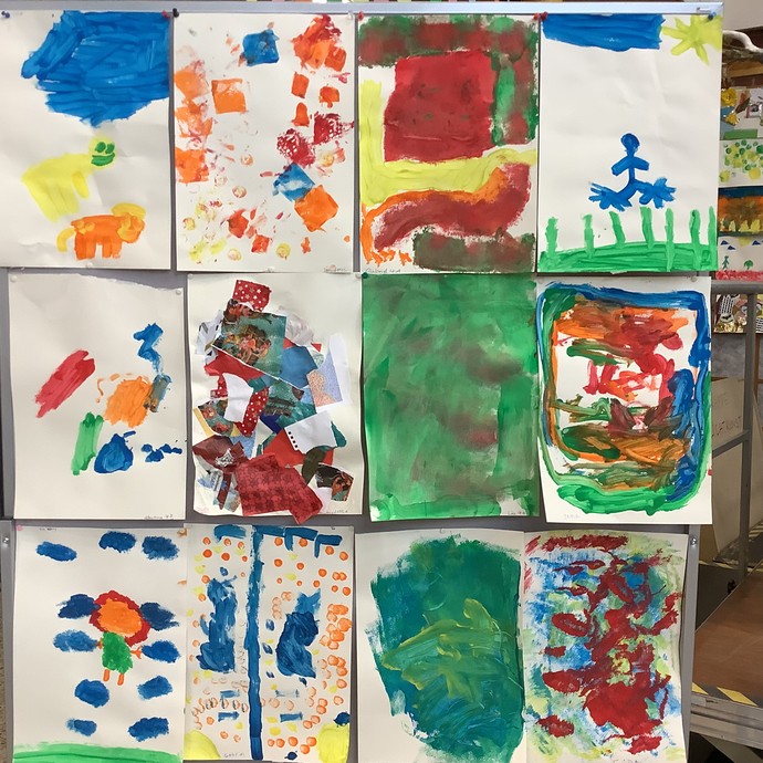 Ausgestellte Kunstwerke, die mit Finger- und Wasserfarben hergestellt wurden.