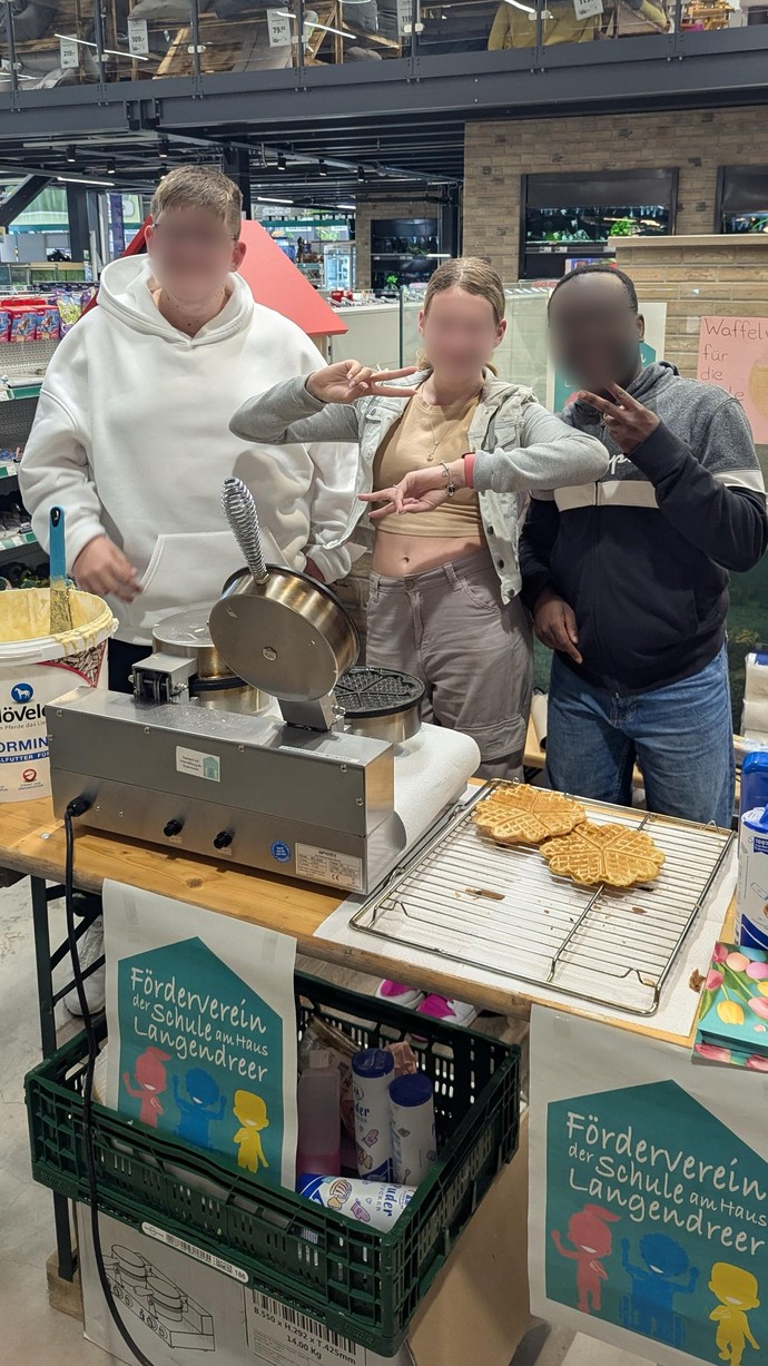 Drei Schüler/innen backen und verkaufen Waffeln.